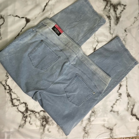 NWT light wash Slim Factor straight 3x Short - Picture 3 of 14